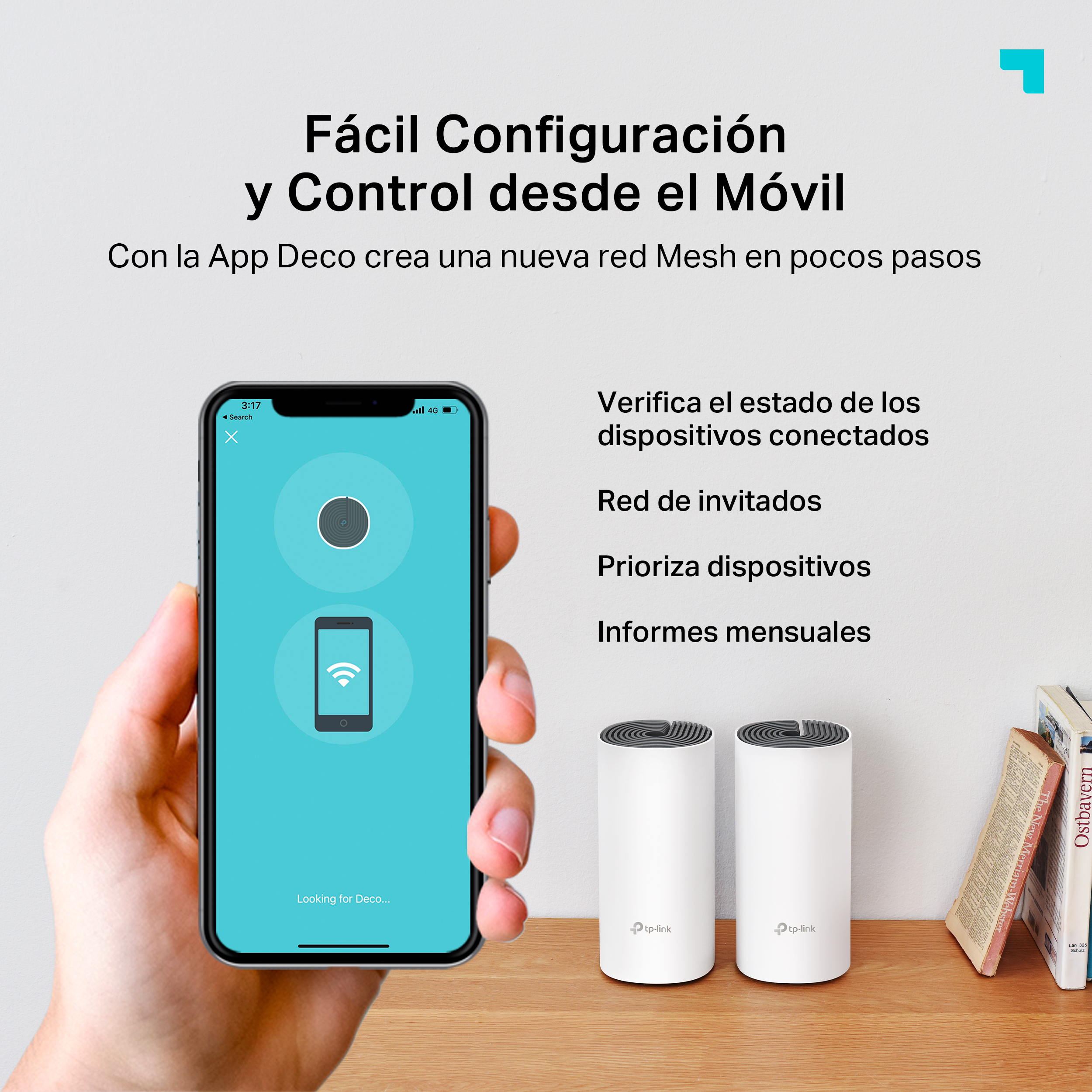 Mano sosteniendo teléfono con interfaz de app. Dos dispositivos TP-Link blancos sobre madera.
