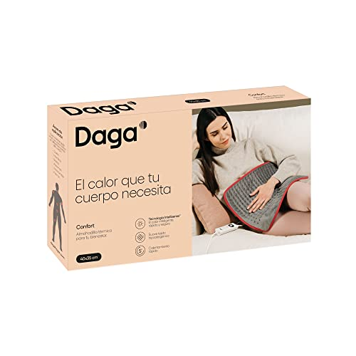 Caja de almohadilla térmica Daga, con mujer usándola en sofá. Texto: "El calor que tu cuerpo necesita".