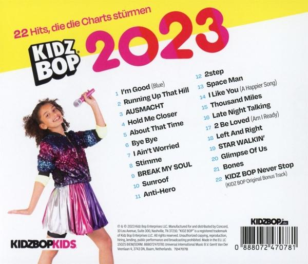 Kidz Bop 2023 CD-Cover mit einem Mädchen, das ein Mikrofon hält.