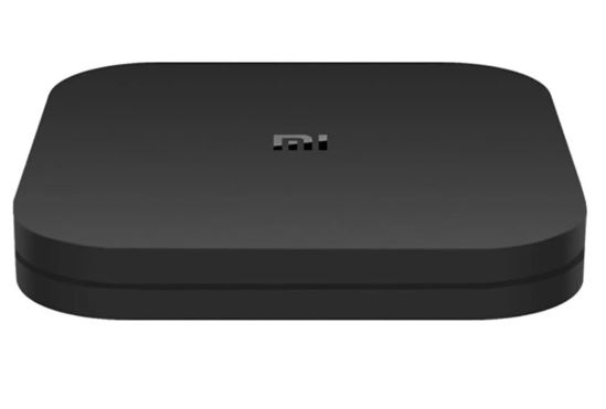 MI logosu olan siyah TV kutusu. Cihaz beyaz bir arka plan üzerinde.
