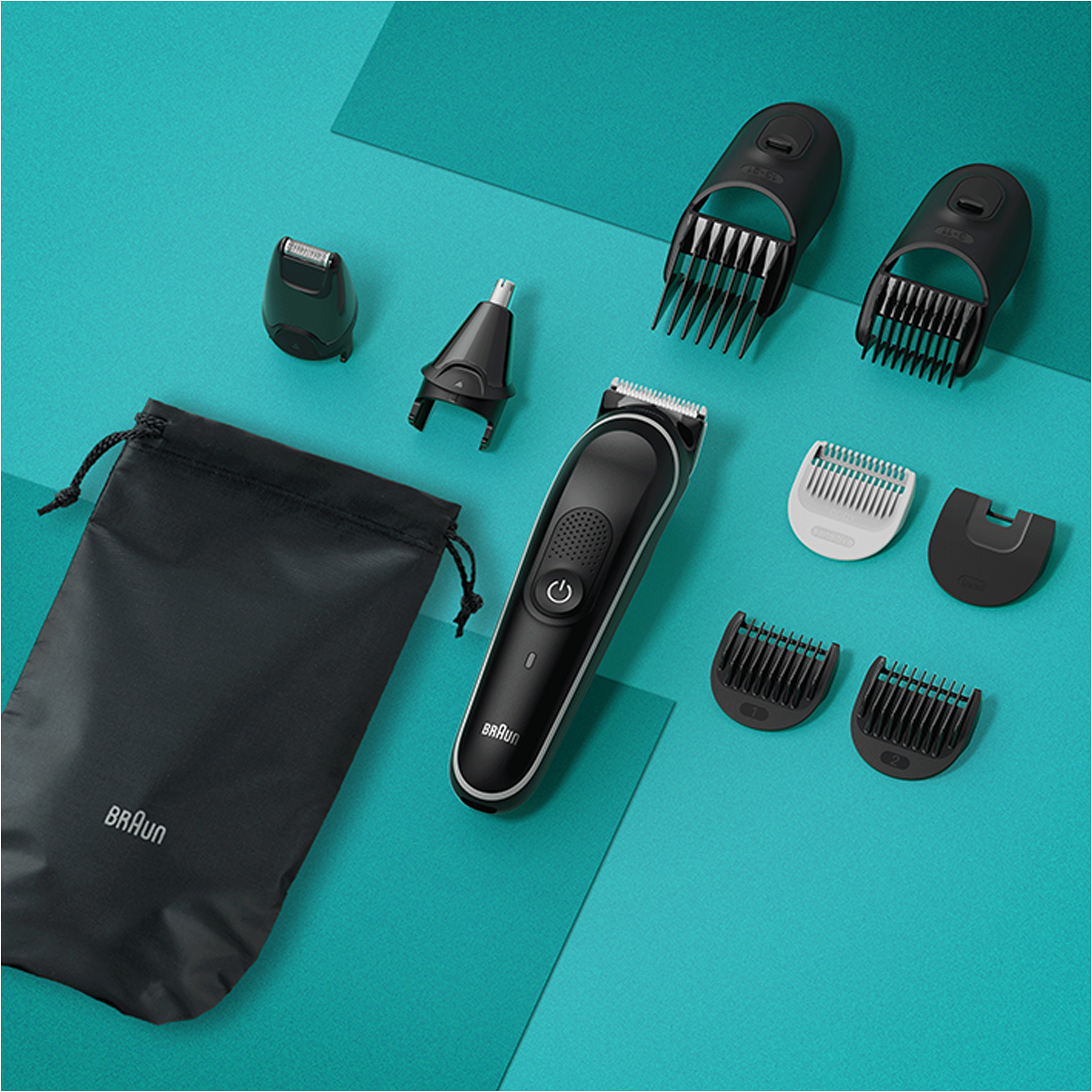 Un ensemble d'outils de toilettage Braun sur un fond turquoise, comprenant une tondeuse et des accessoires.