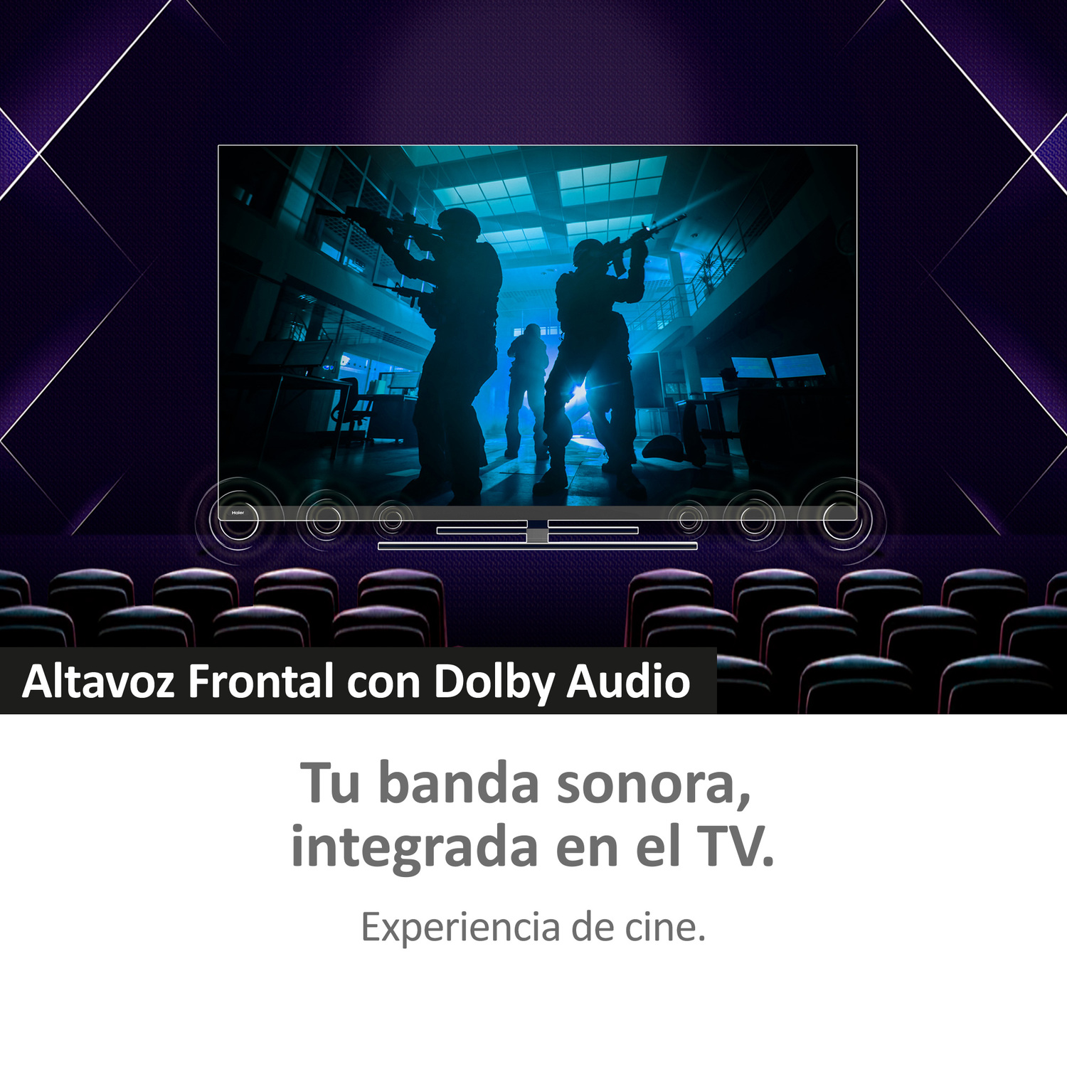 Escena de película con soldados en una habitación y asientos en la primera fila.