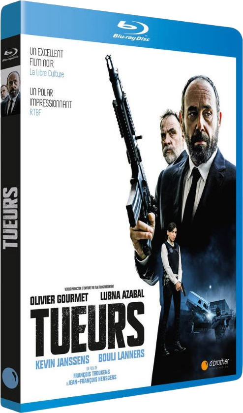 Couverture de film. Trois hommes avec des armes sur un boîtier de disque Blu-Ray bleu. Le titre est en blanc.