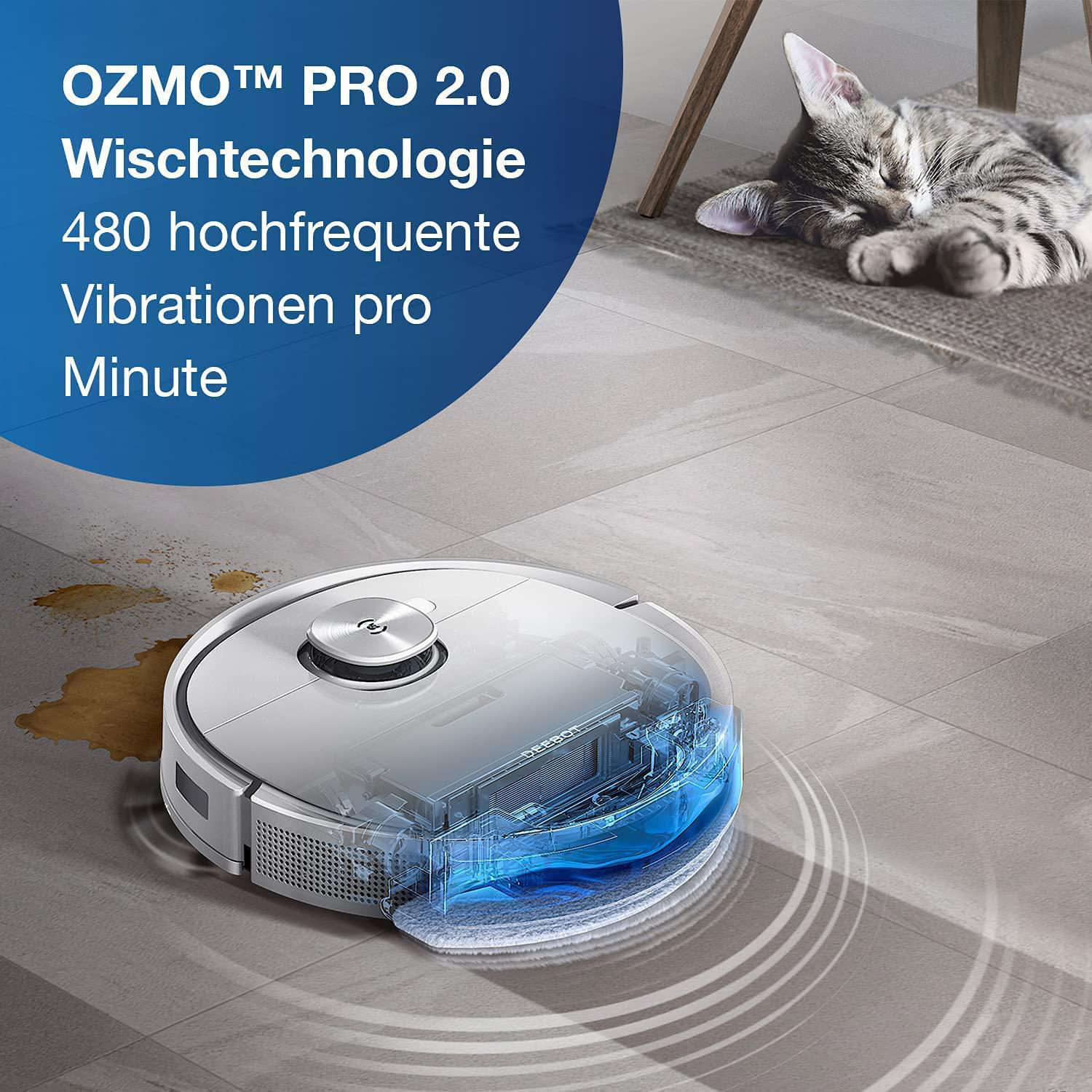 Ein weiß-silberner Roboter-Staubsauger mit Text-Overlay und eine schlafende Katze auf dem Boden.