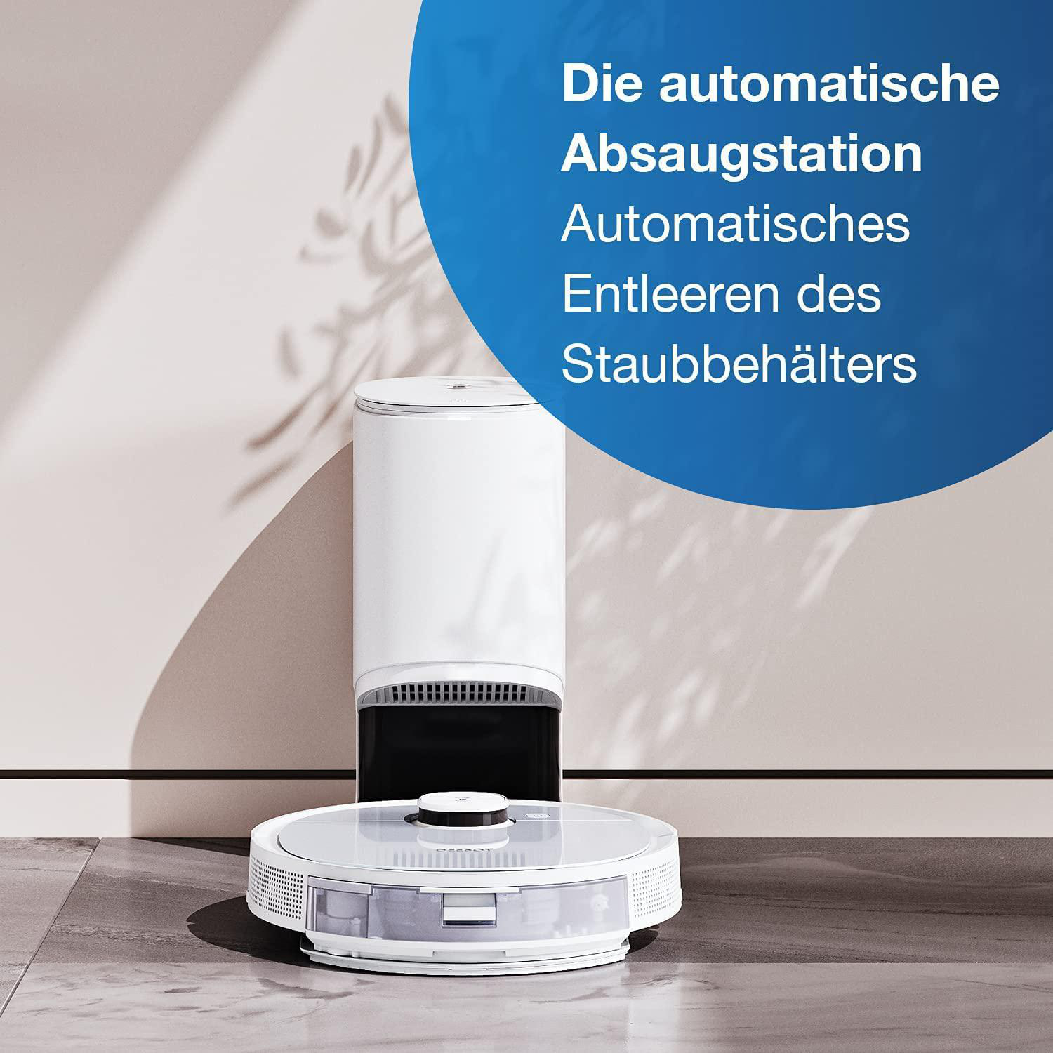Weißer Roboter-Staubsauger und seine Ladestation vor neutralem Hintergrund.