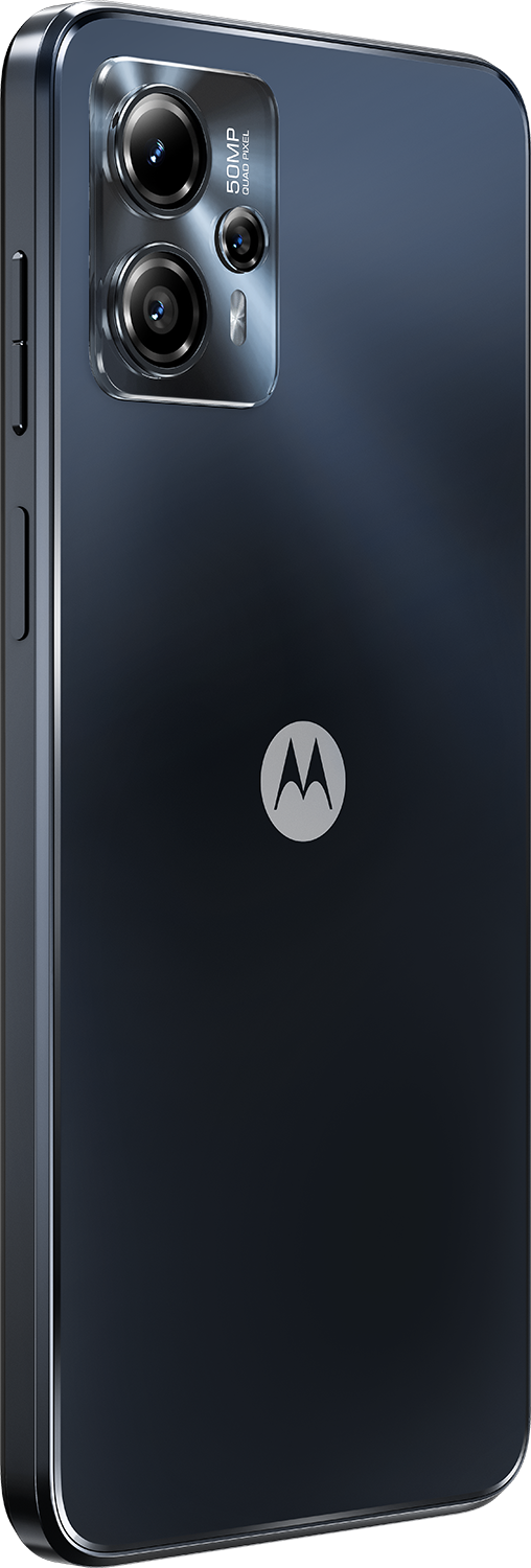 Donkerblauwe smartphone met drie camera's aan de achterkant en een Motorola-logo. De telefoon is schuin.