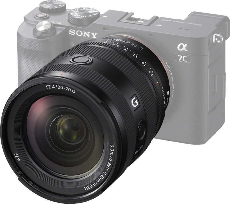 Un objectif d'appareil photo noir avec un appareil photo Sony a7c en arrière-plan.
