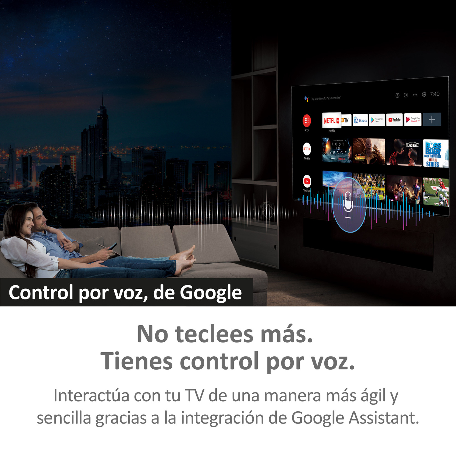 Una pareja en un sofá viendo la televisión. El televisor muestra una interfaz inteligente con iconos de aplicaciones.