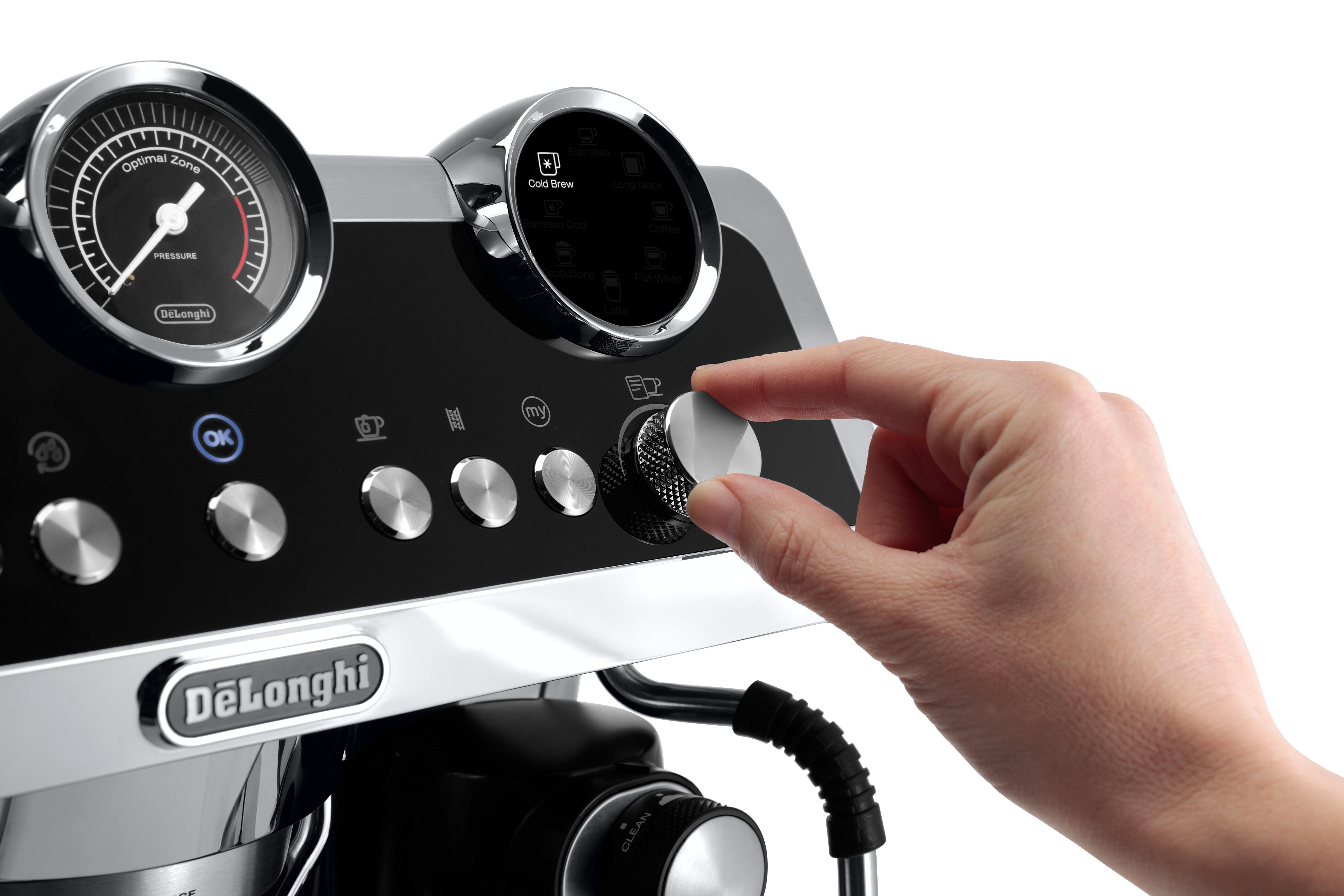 Eine Hand, die einen Drehregler an einer DeLonghi Espressomaschine einstellt.