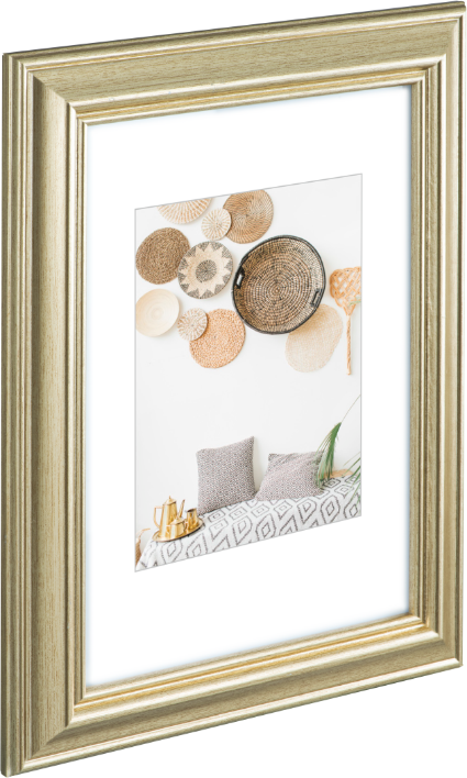 Gold gerahmtes Bild mit weißem Passepartout, zeigt Wanddekoration mit Körben und Kissen.