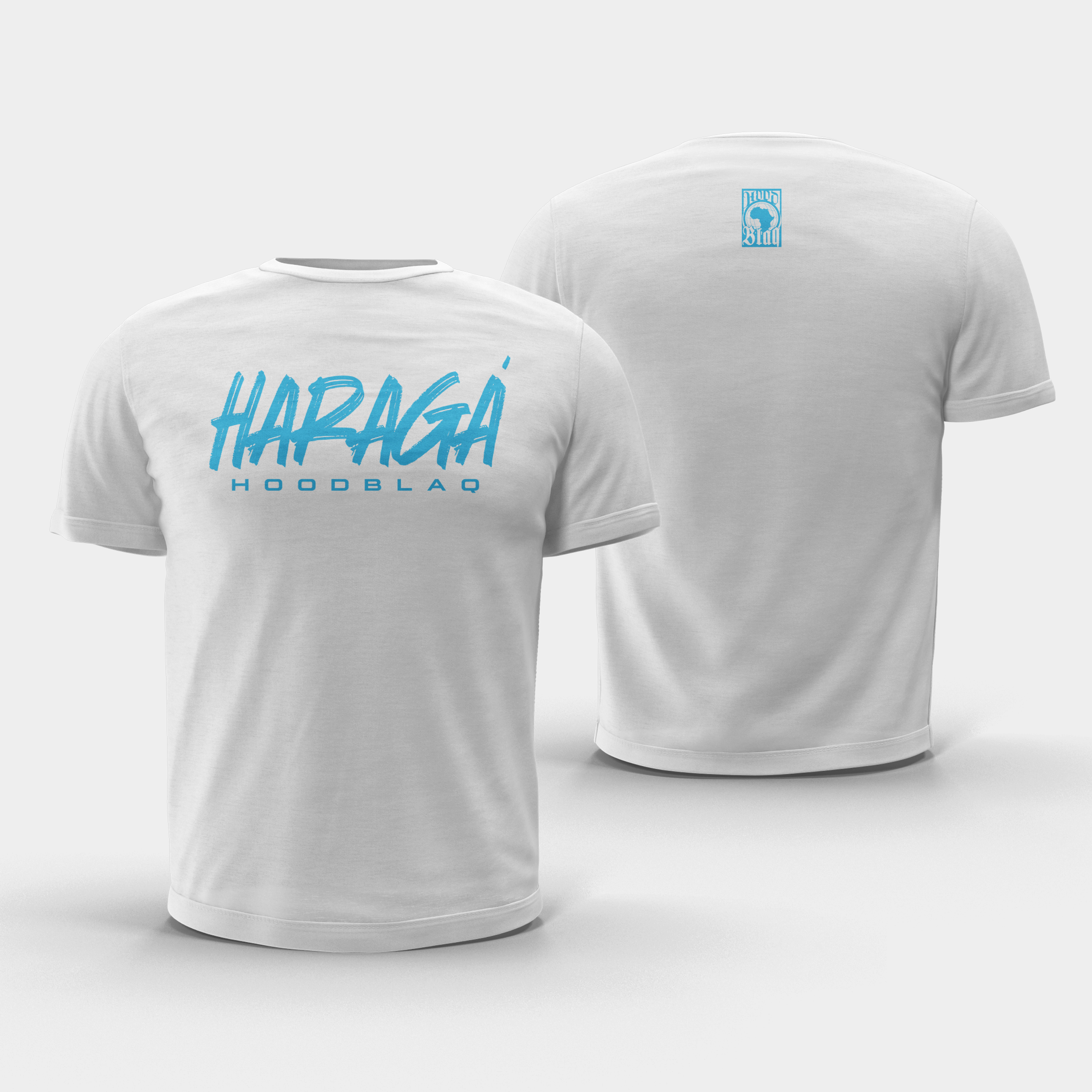 Weißes T-Shirt mit blauem Text: 'HARAGA HOODBLAQ'. Ein Logo auf dem Rücken.