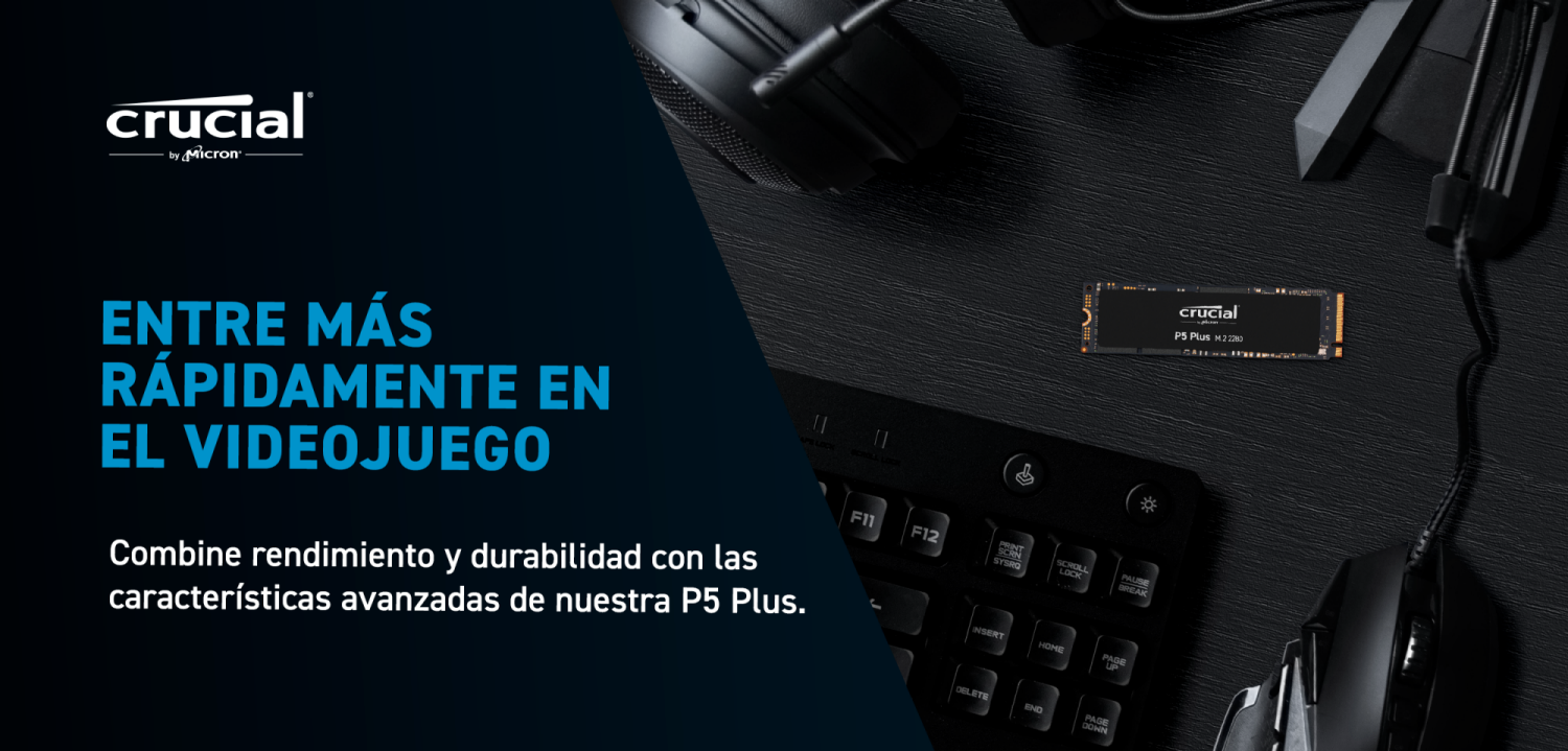 Mesa oscura con componentes de PC. Una SSD en el centro, con el nombre de la marca.