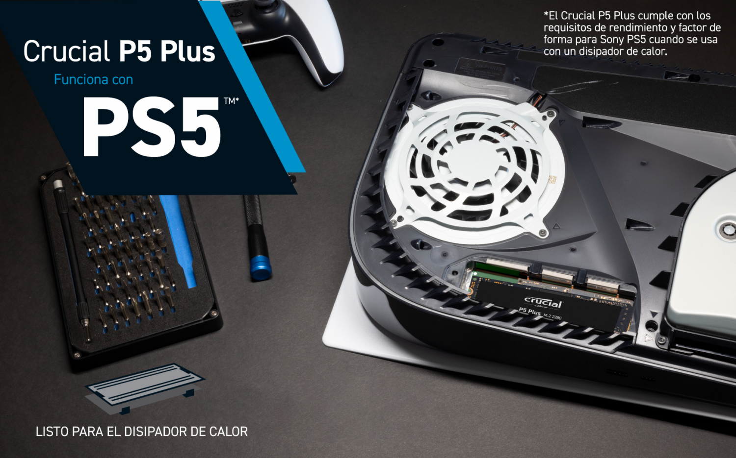 Consola PS5 abierta, con SSD Crucial P5 Plus y herramientas.