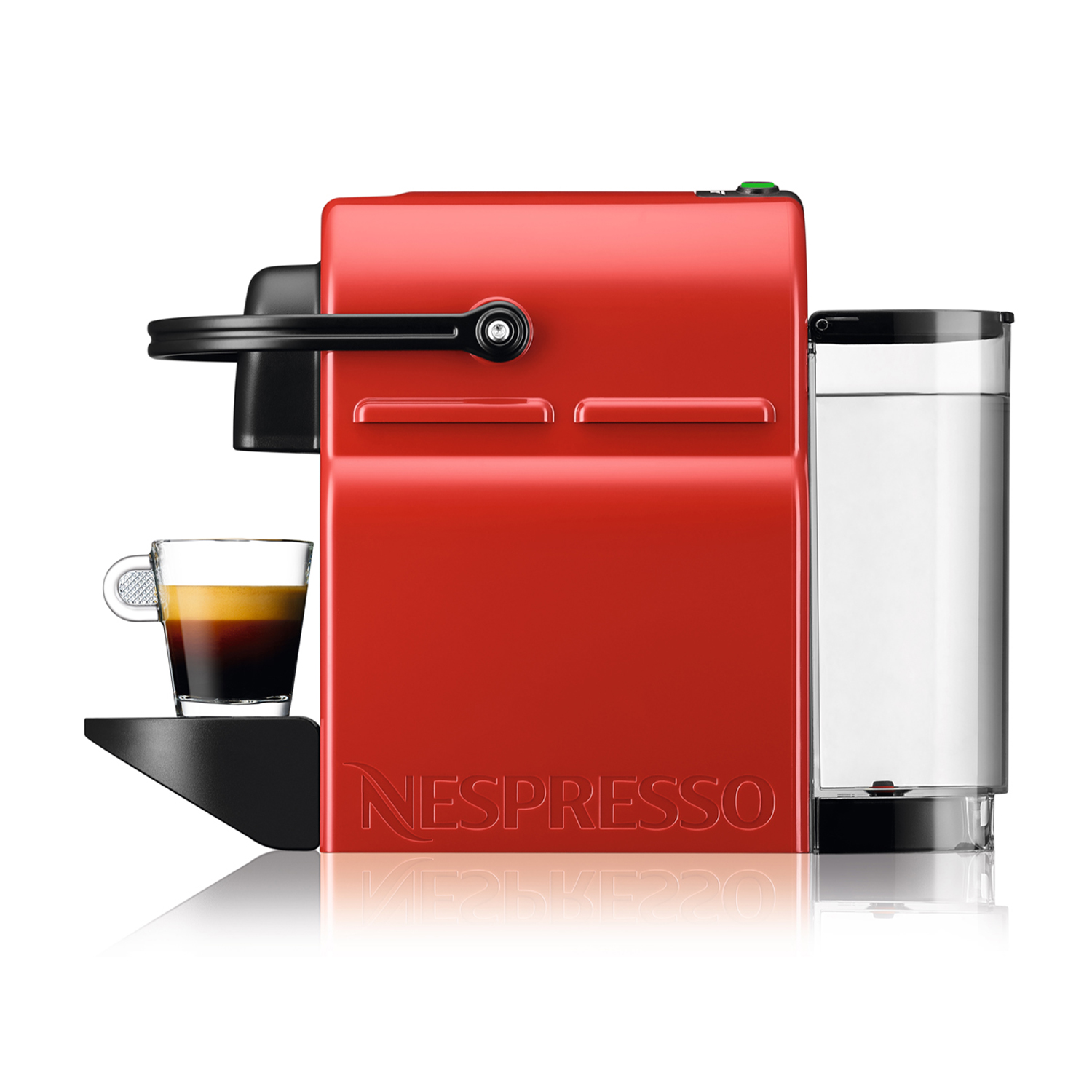 Macchina da caffè Nespresso rossa con un bicchiere di espresso.