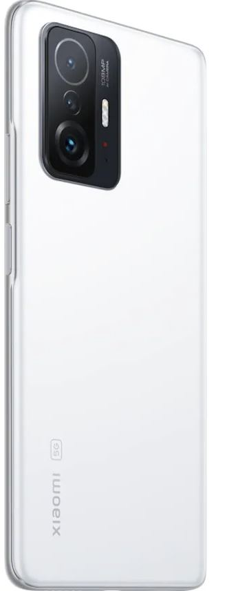 Beyaz Xiaomi 5G telefon, arka görünüm. Sol üstte üçlü kamera sistemine sahip.