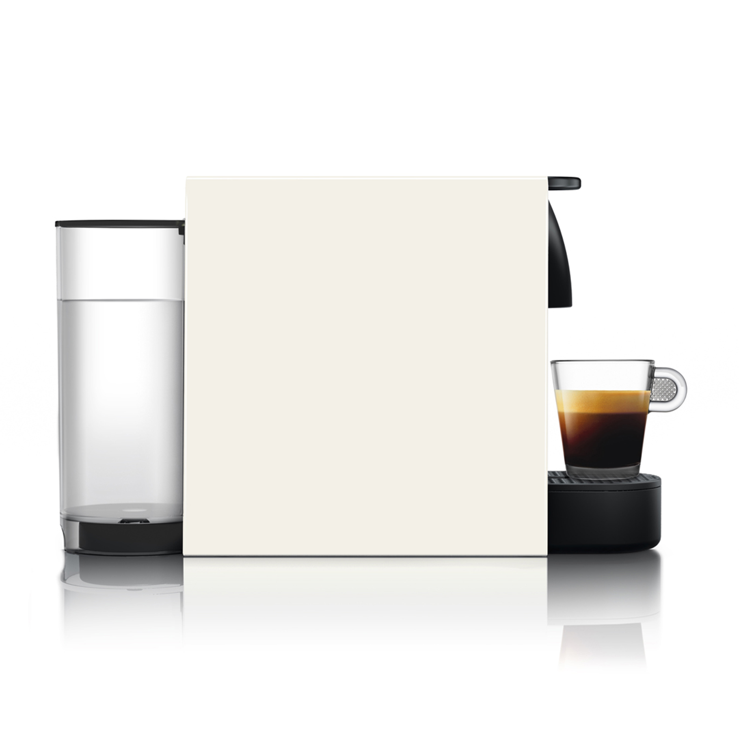 Macchina Nespresso bianca con serbatoio dell'acqua e un bicchiere di caffè. Isolato su sfondo bianco.
