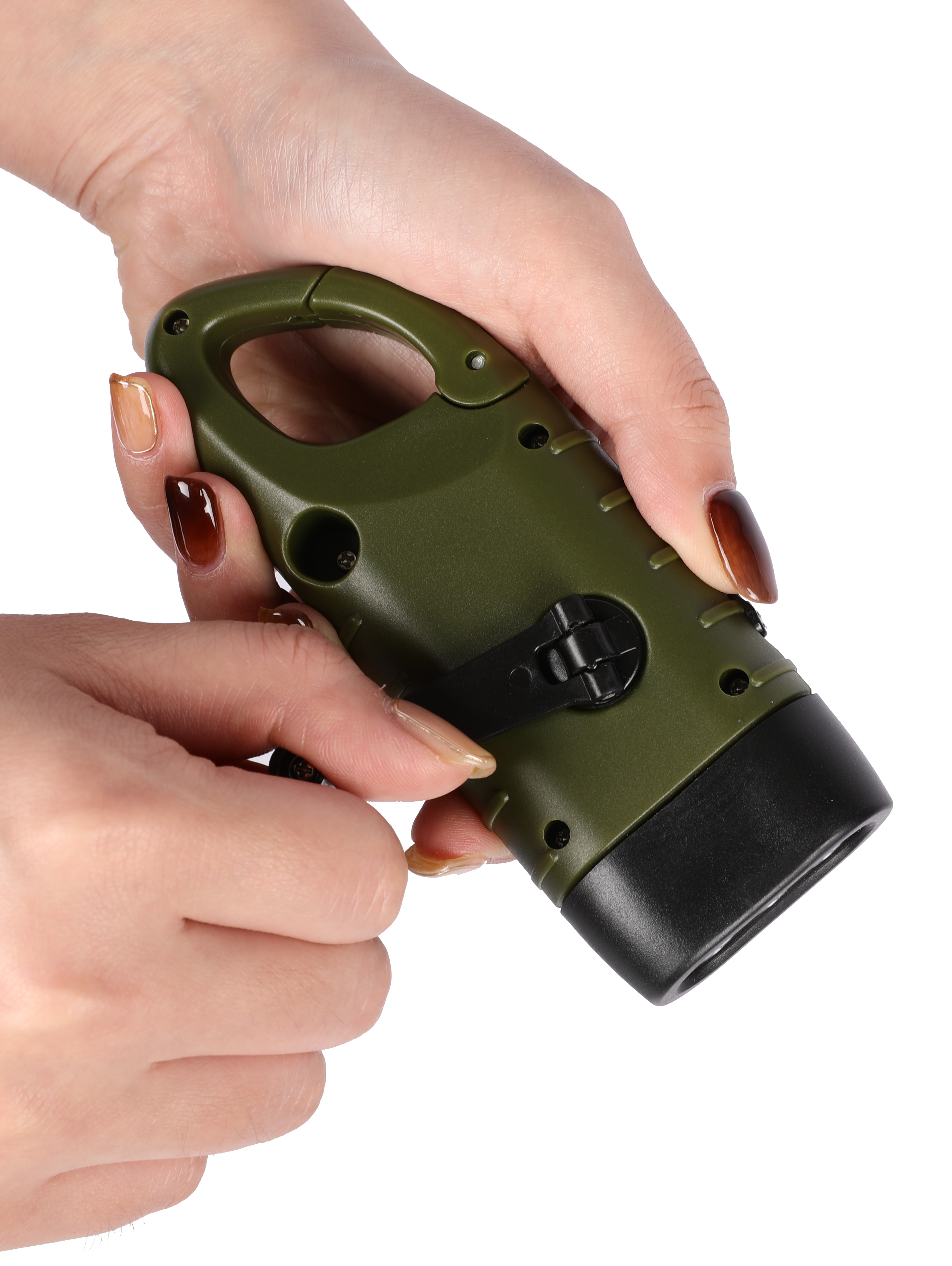 Hände halten eine grüne Taschenlampe mit schwarzem Griff und Karabinerhaken.