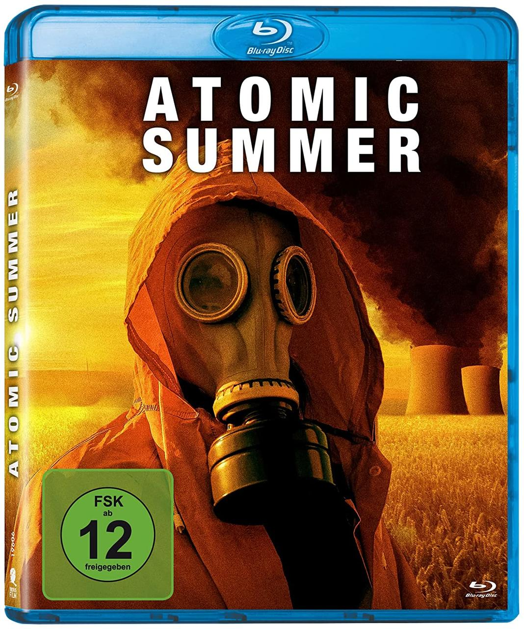 Blu-ray-Hülle mit einer Person, die eine Gasmaske trägt. Der Hintergrund zeigt ein Weizenfeld und ein Kernkraftwerk.