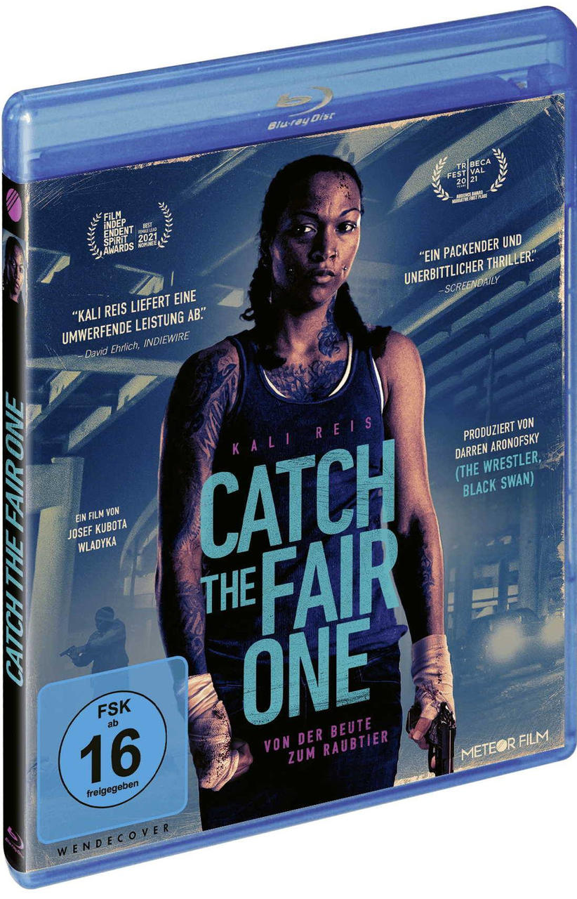 Filmcover: 'Catch the Fair One'. Frau mit Tätowierungen, hält eine Pistole. Text in Blau und Weiß.