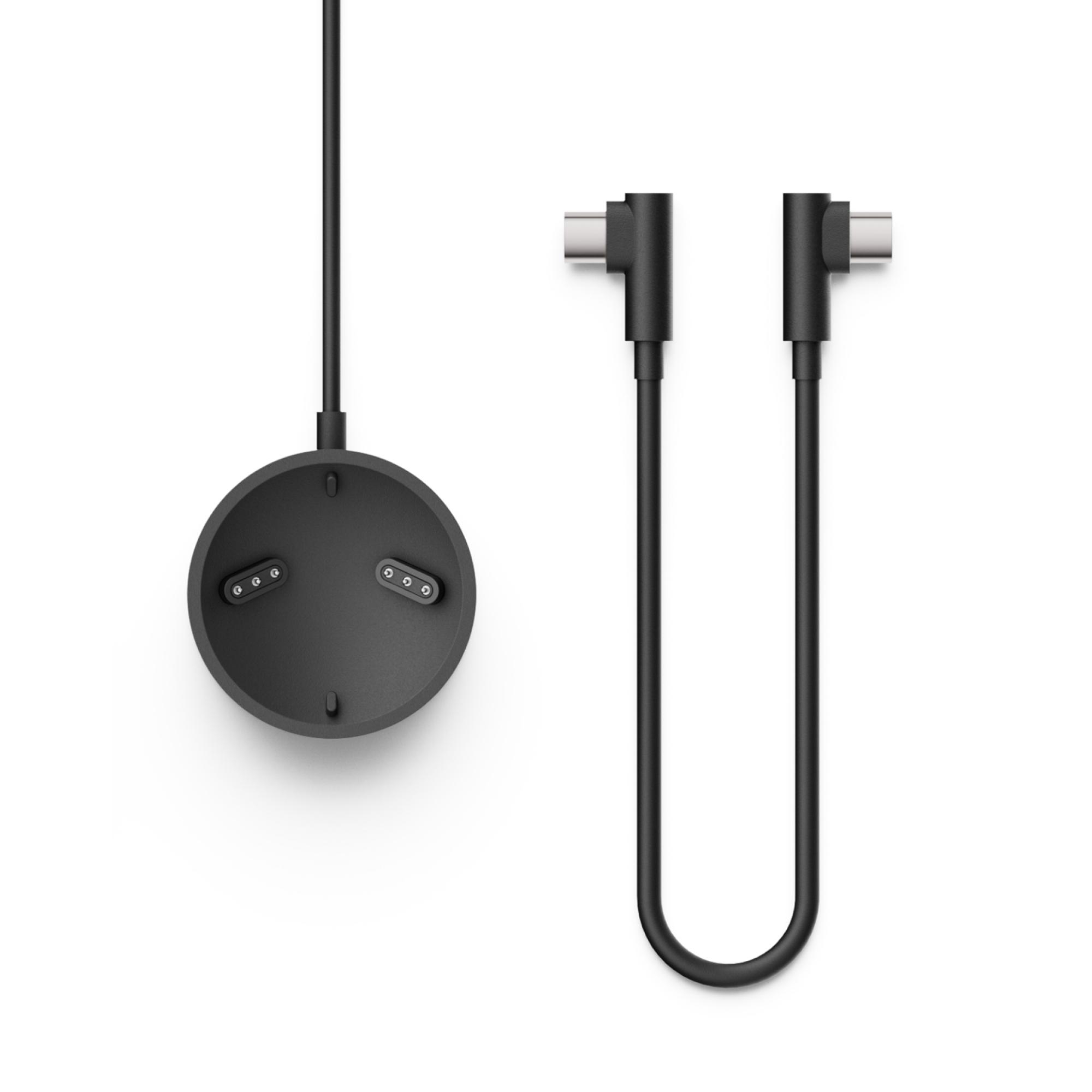 Schwarze Ladestation und zwei USB-C-Kabel, weißer Hintergrund, minimalistisches Design.