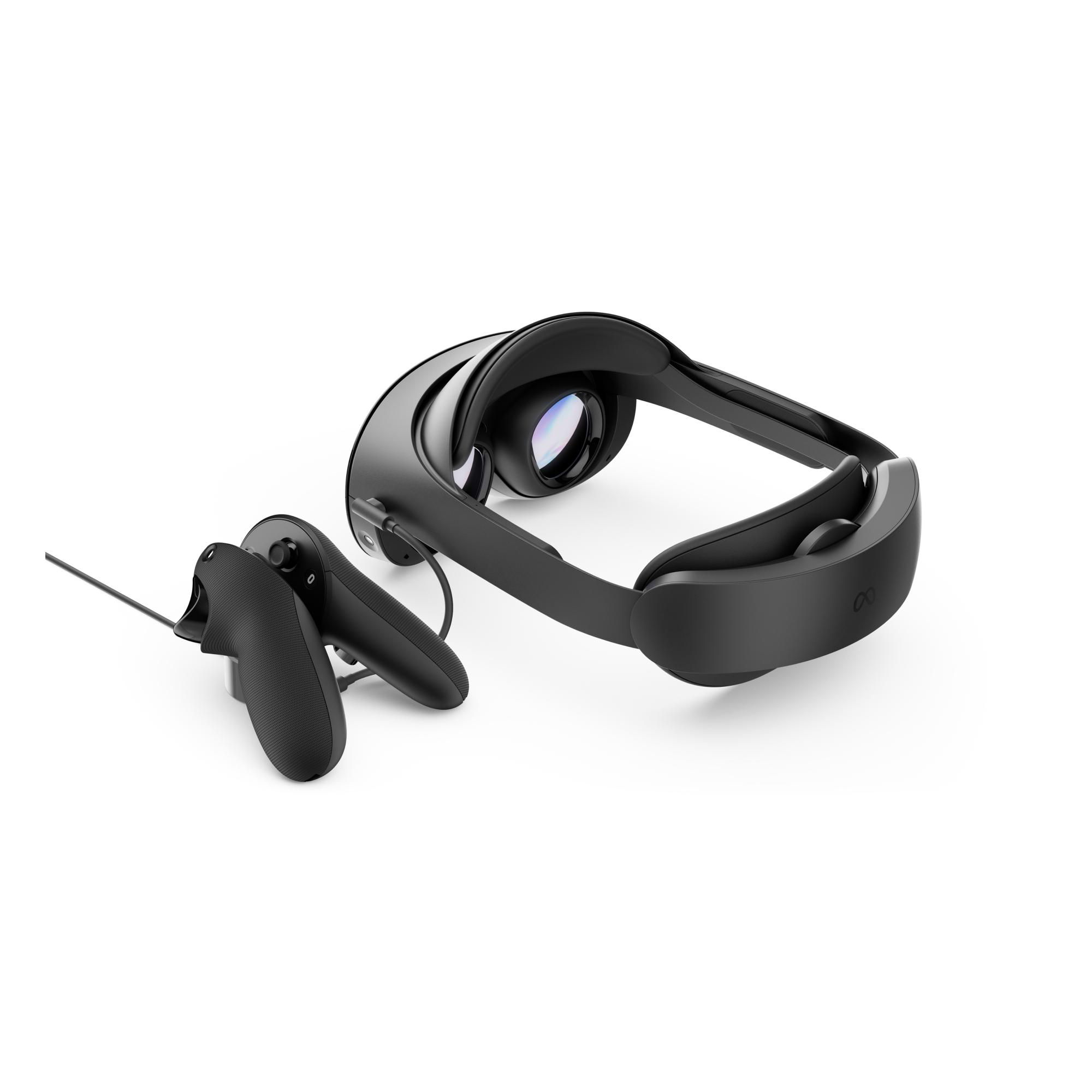 Ein schwarzes VR-Headset mit Controllern ist auf weißem Hintergrund isoliert. Das Headset und die Controller sind detailliert.
