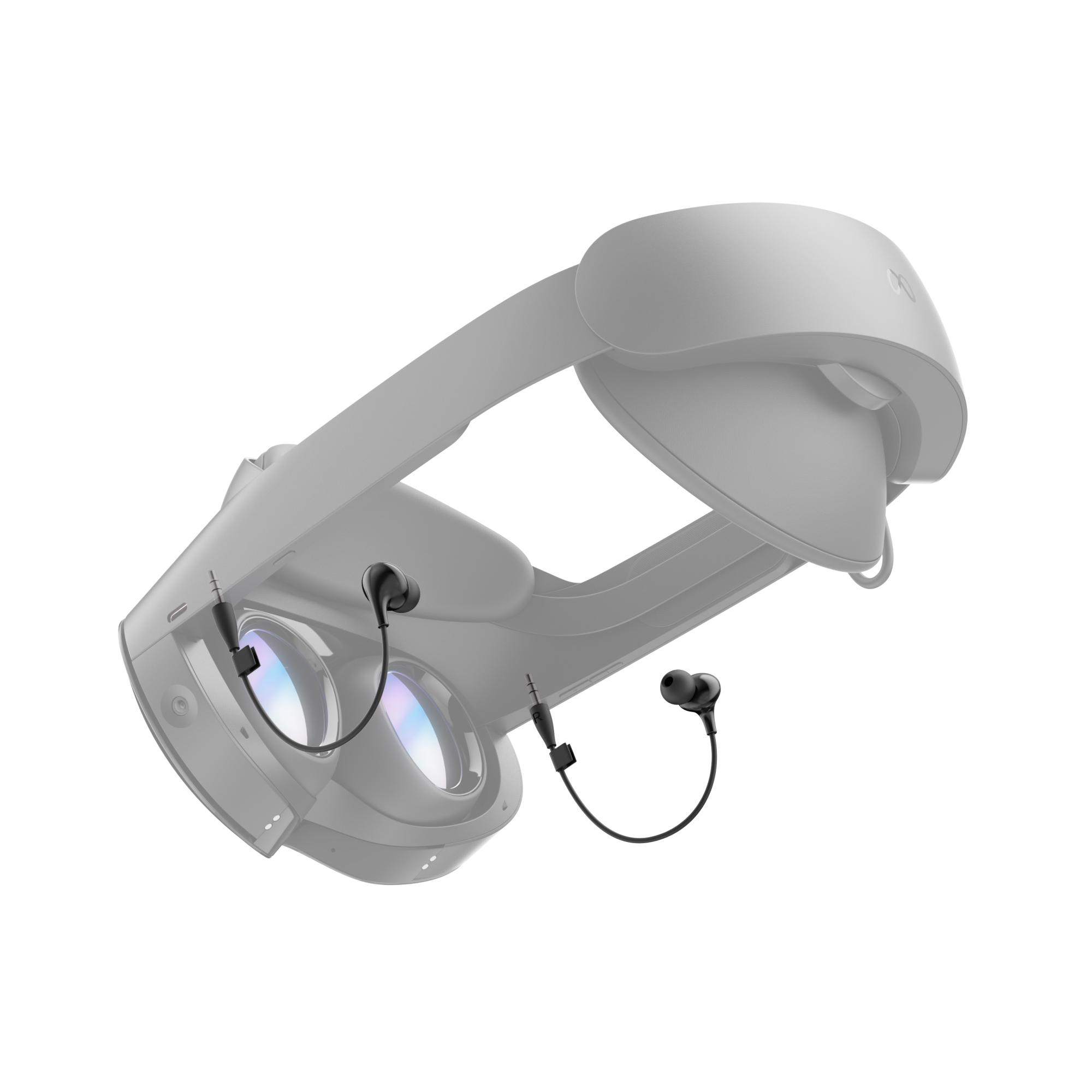VR-Headset mit angeschlossenen Ohrhörern, weiß, schräge Ansicht, isoliert.