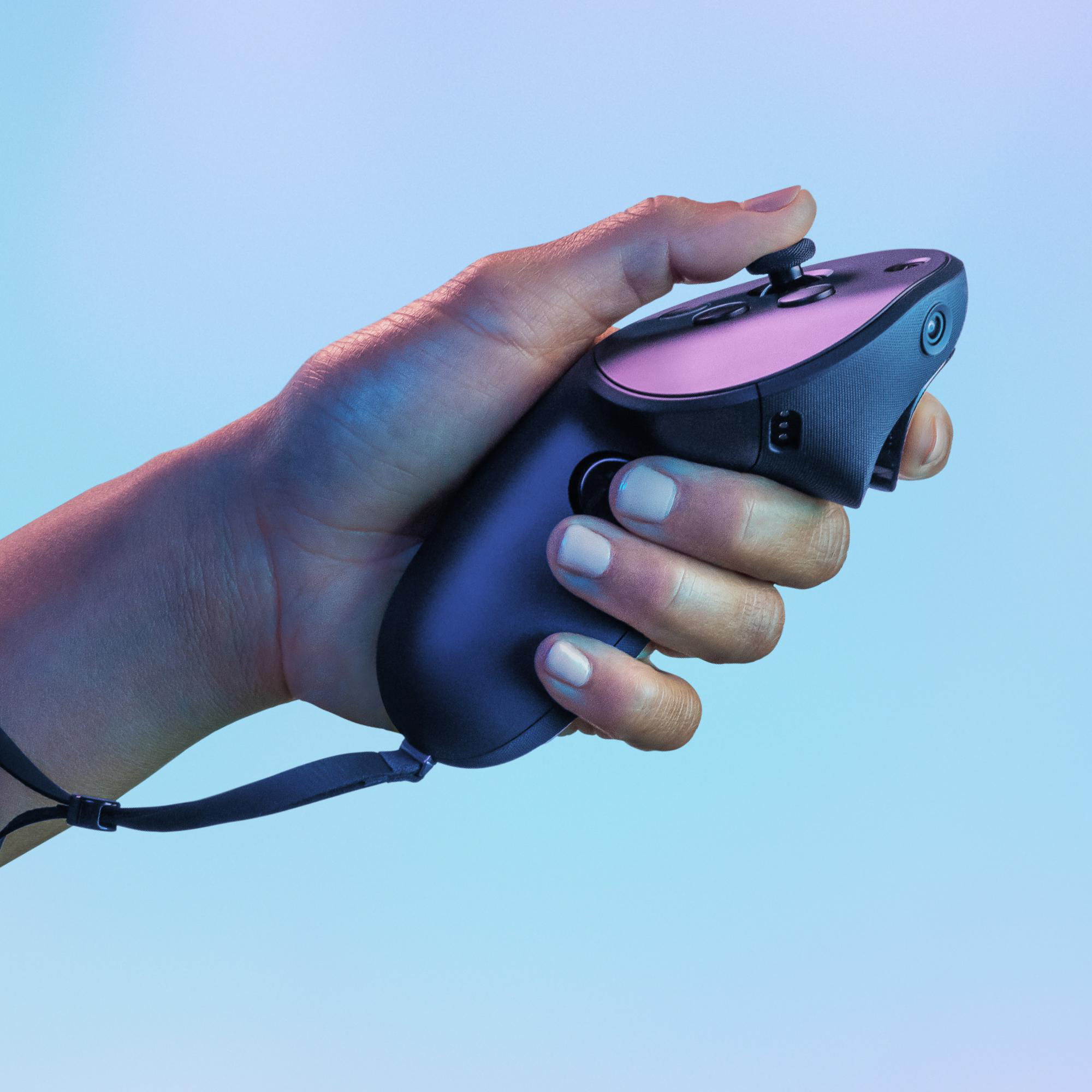 Hand, die einen schwarzen VR-Controller vor einem blauen und violetten Farbverlaufshintergrund hält.