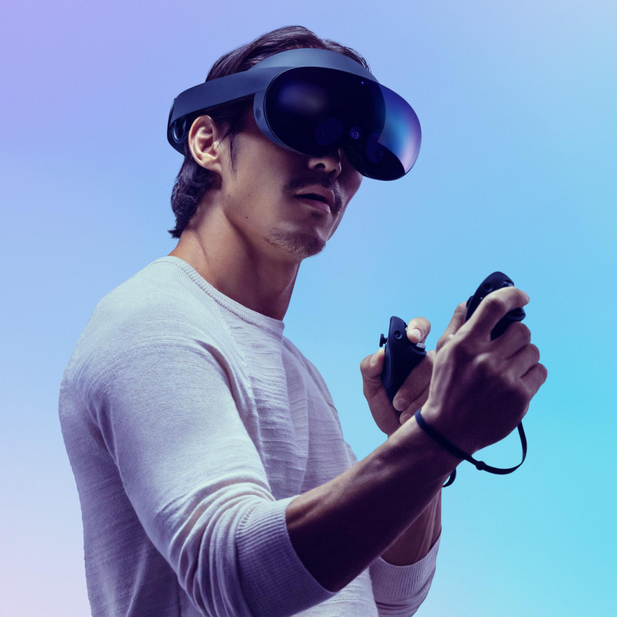 Ein Mann mit VR-Headset, hält Controller. Blauer und violetter Farbverlauf im Hintergrund.