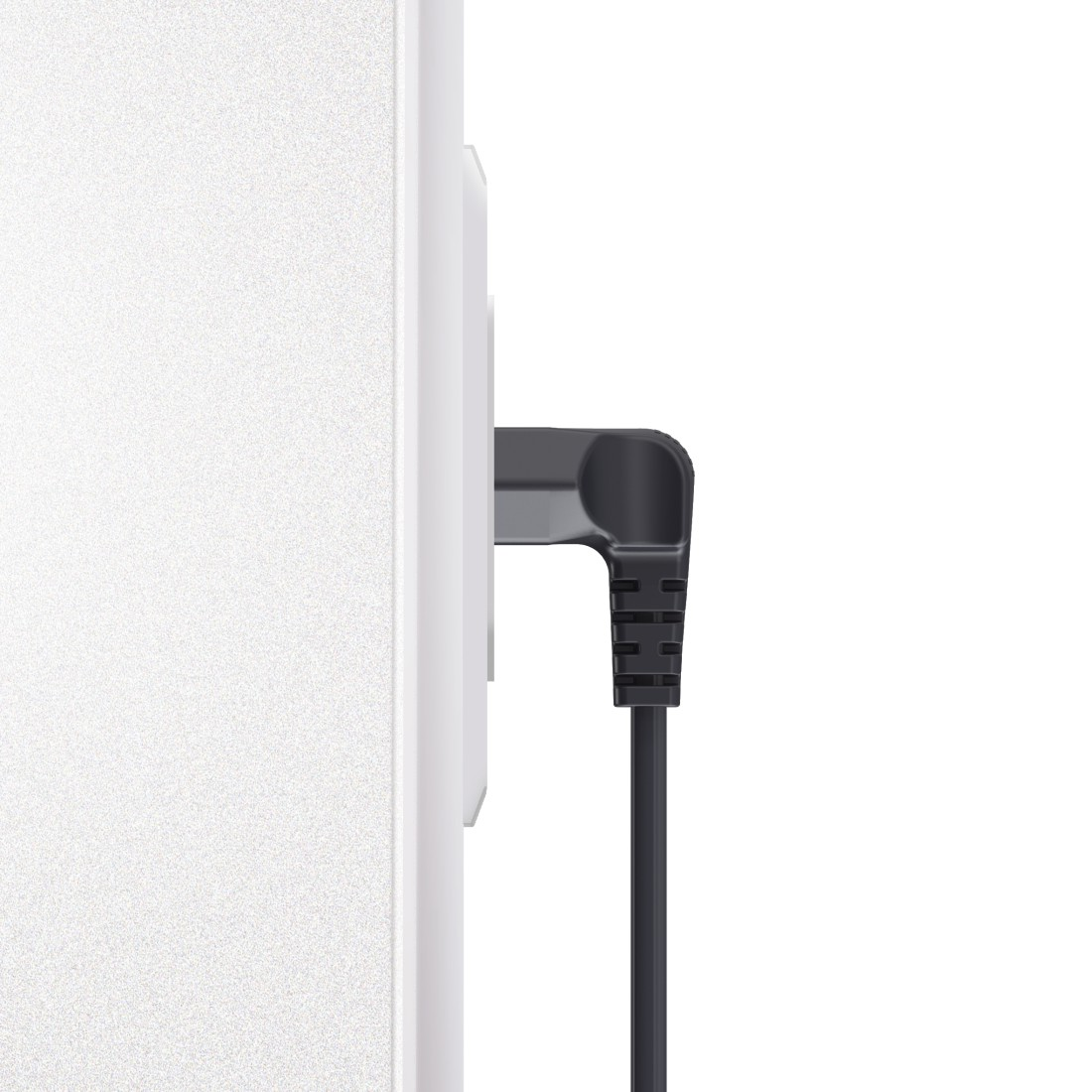 Un enchufe y cable eléctricos conectados a un enchufe de pared blanco. El cable es negro y en ángulo.