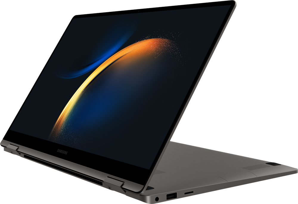 Open laptop met een donker scherm. Het is een Samsung, grijze kleur.