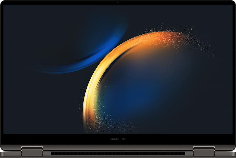 Zilveren laptop open met een kleurrijk abstract ontwerp op het scherm.