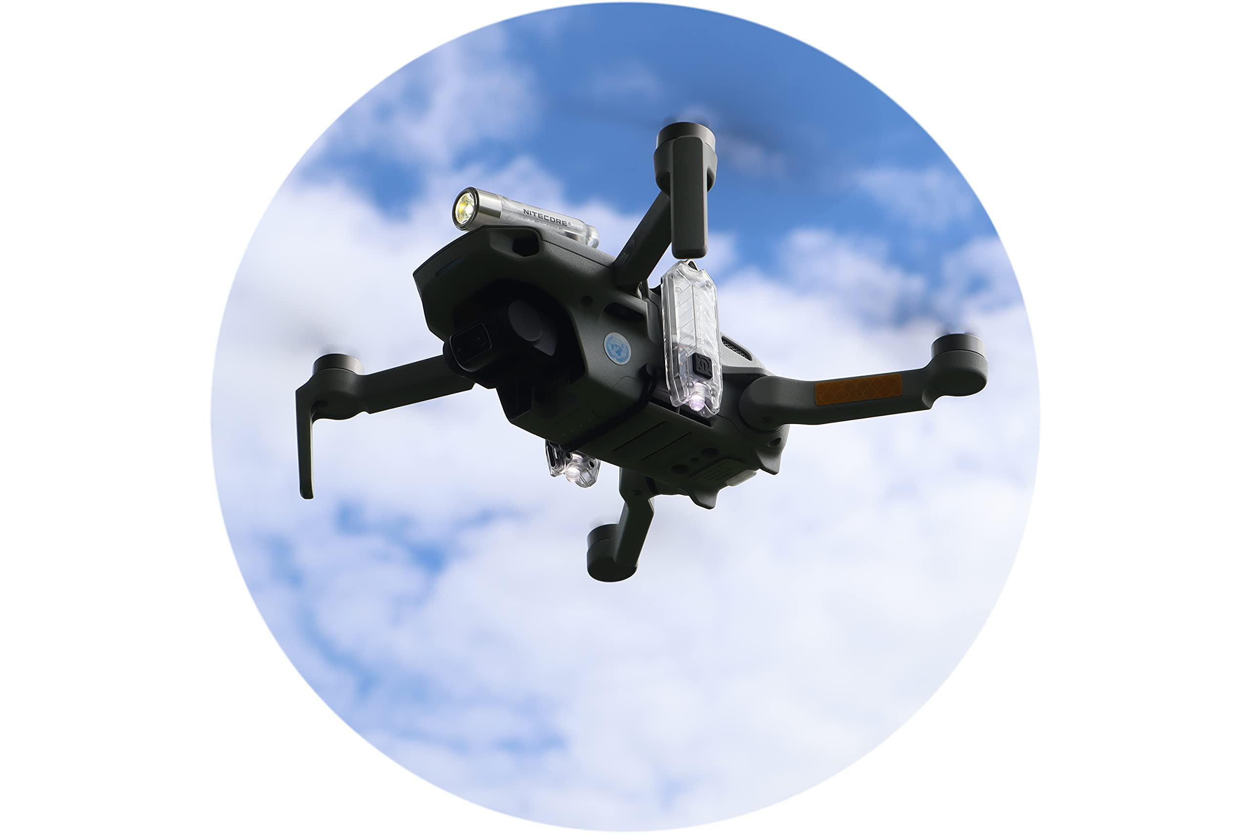 Drohne fliegt in blauem Himmel, mit Lichtern und weißem kreisförmigen Hintergrund.