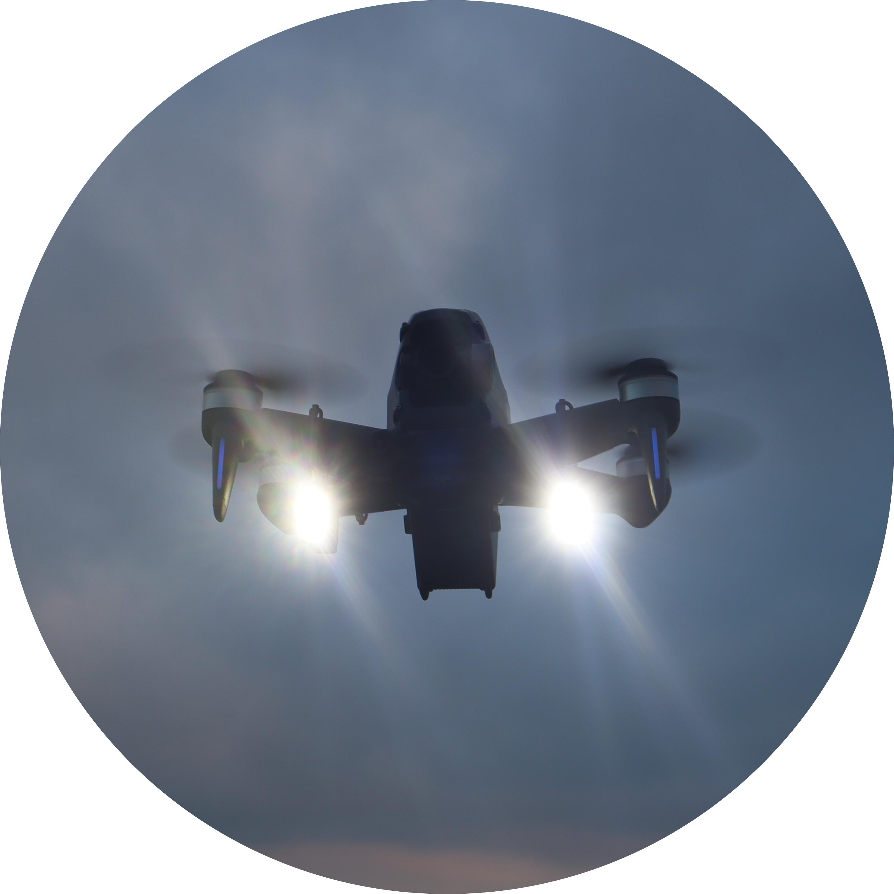 Drohne fliegt am Himmel, Lichter an.