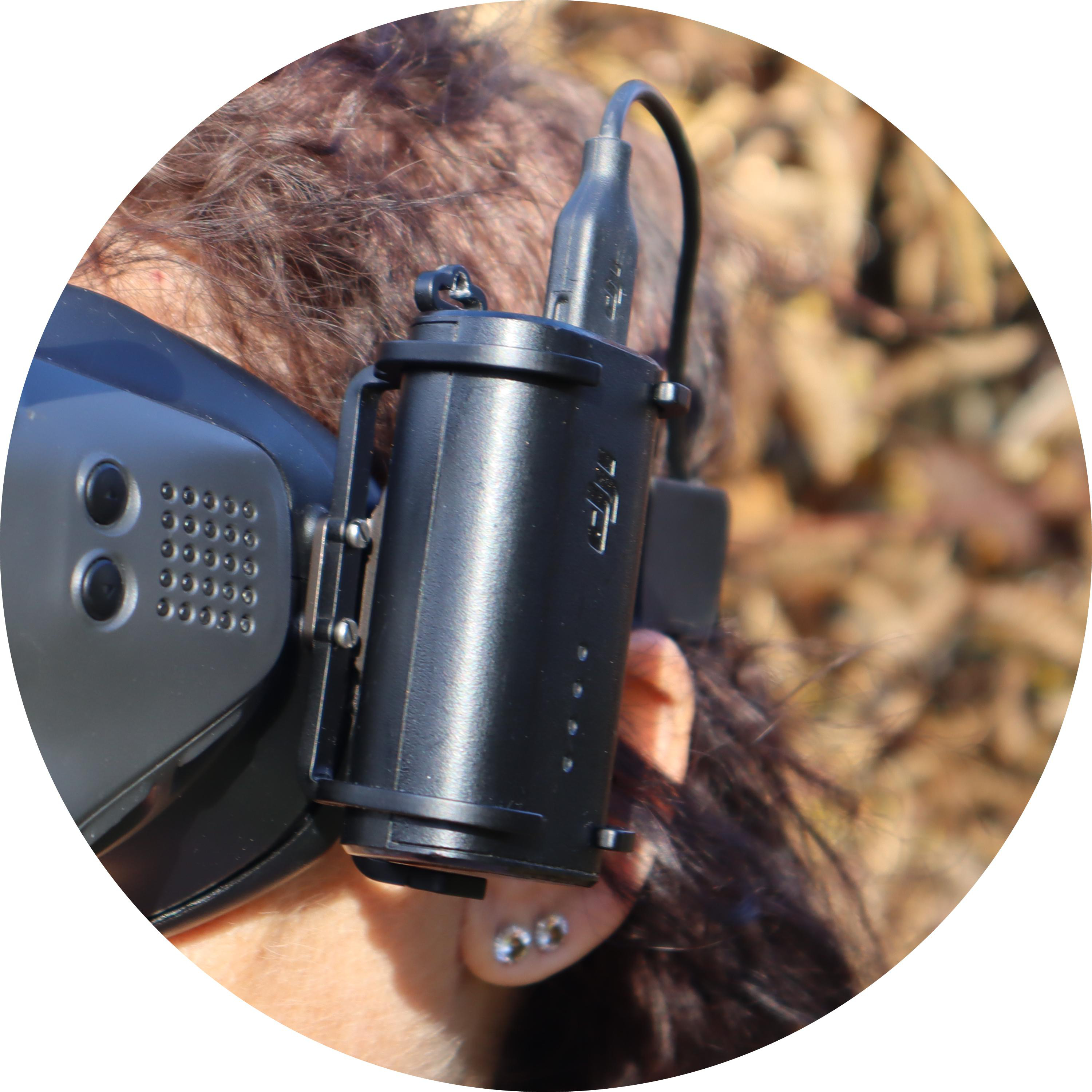 Eine Person, die ein VR-Headset trägt, mit einem schwarzen Akku am Kopfband befestigt.