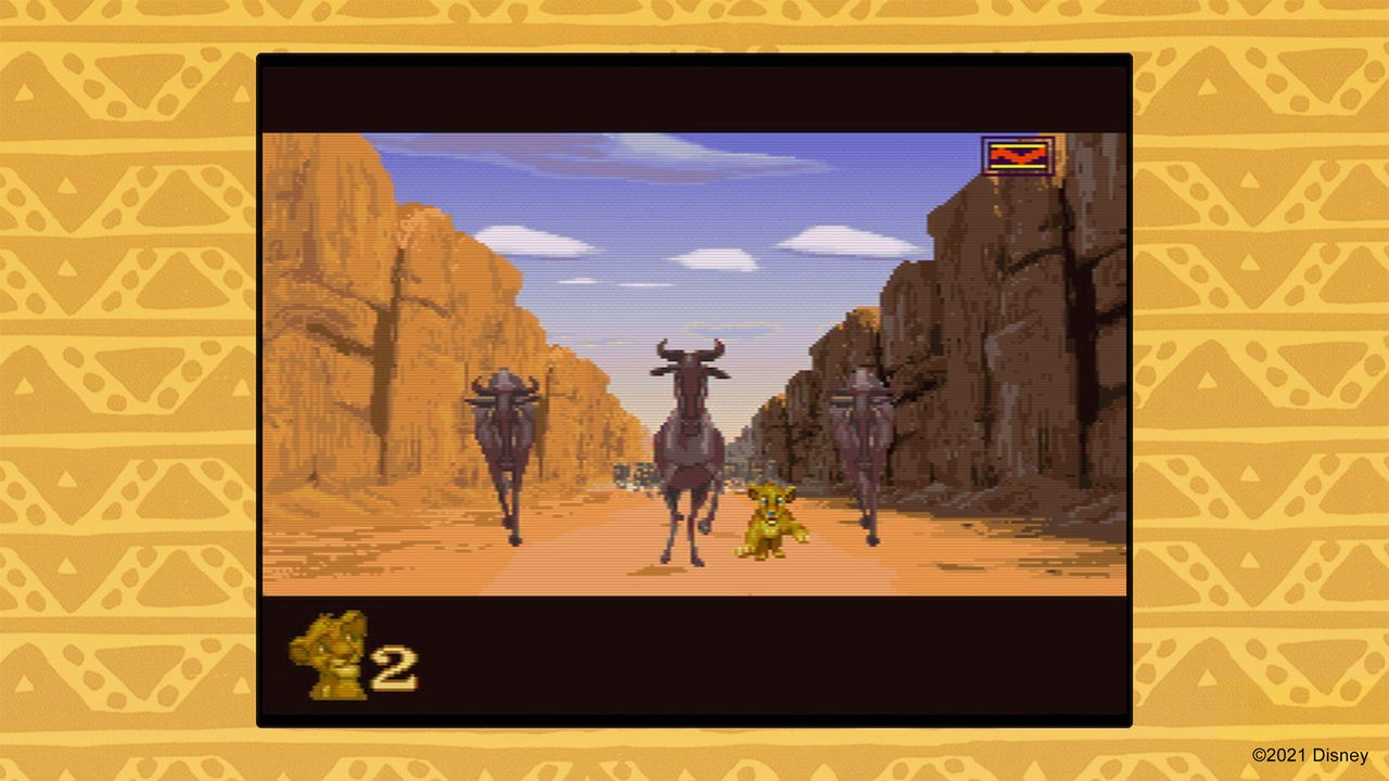 Screenshot del gioco Il Re Leone. Simba e altri animali corrono su un sentiero. Sfondo canyon.
