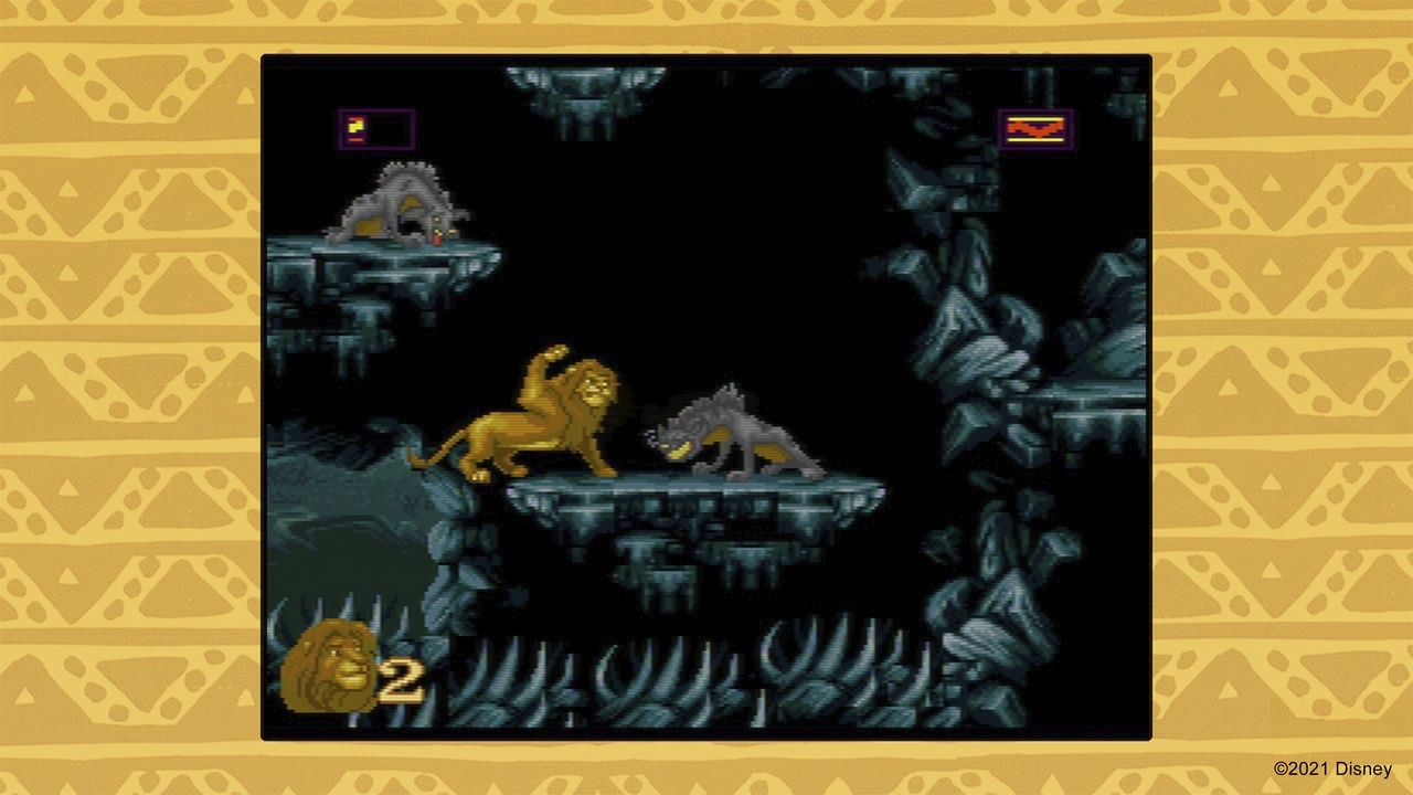 Screenshot del videogioco Il Re Leone, Simba combatte le iene sulle piattaforme, sfondo della caverna.
