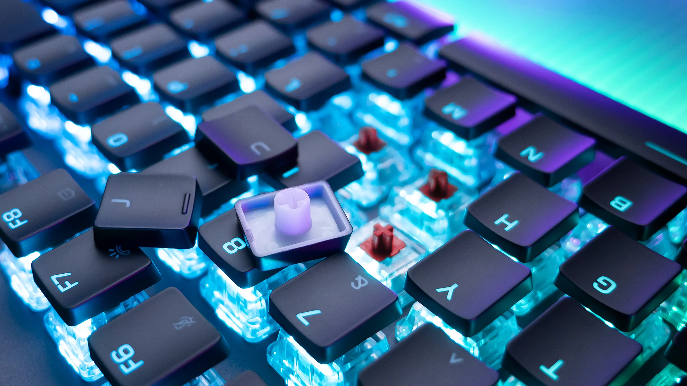 Un clavier avec des touches retirées, révélant les interrupteurs. Les touches sont noires avec un éclairage bleu.