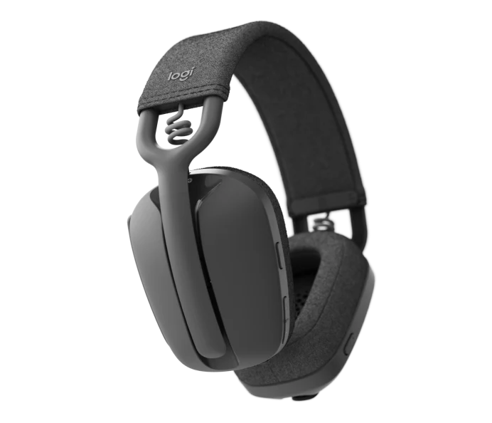 Karanlık bir arka plan üzerinde koyu gri Logitech kulaklıklar, açılı perspektif.