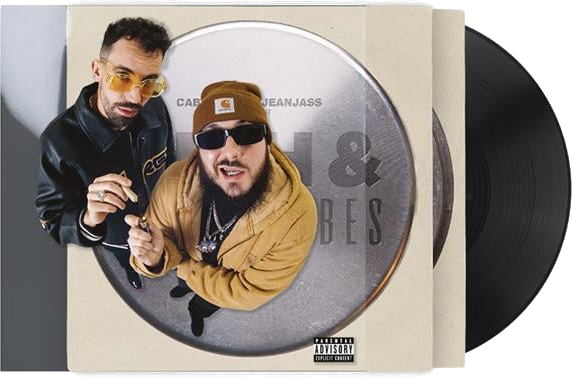 Pochette d'album. Deux hommes, un disque vinyle. L'un porte des lunettes de soleil et une veste.