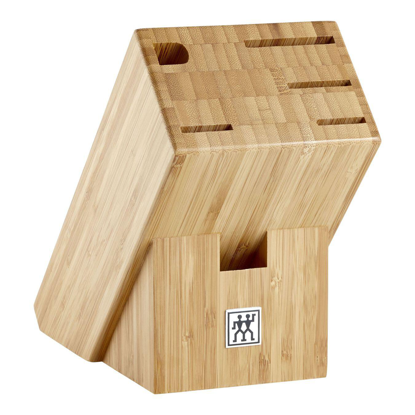 Messerblock aus Holz, angewinkelt, mit Messerschlitzen. Weißer Hintergrund.