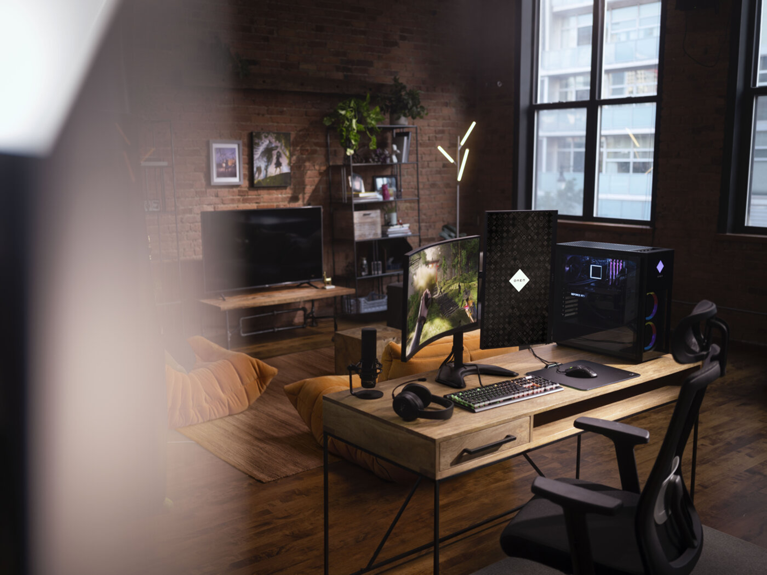 Gaming setup in moderne kamer: monitor, pc, bureau, stoel.