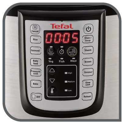 Primer plano del panel de control de una olla a presión Tefal. Muestra una pantalla digital con el número 0005 y varios botones.