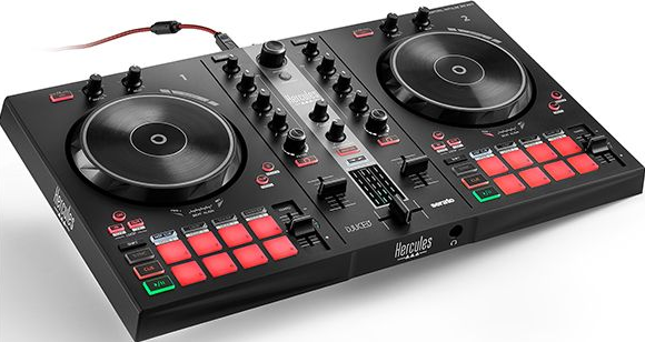 Schwarzer DJ-Mixer mit roten Knöpfen und zwei Plattenspielern. Hercules-Logo sichtbar.