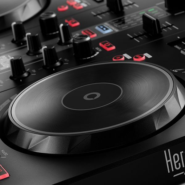 Nahaufnahme eines DJ-Controllers mit einem schwarzen, kreisförmigen Jogwheel.