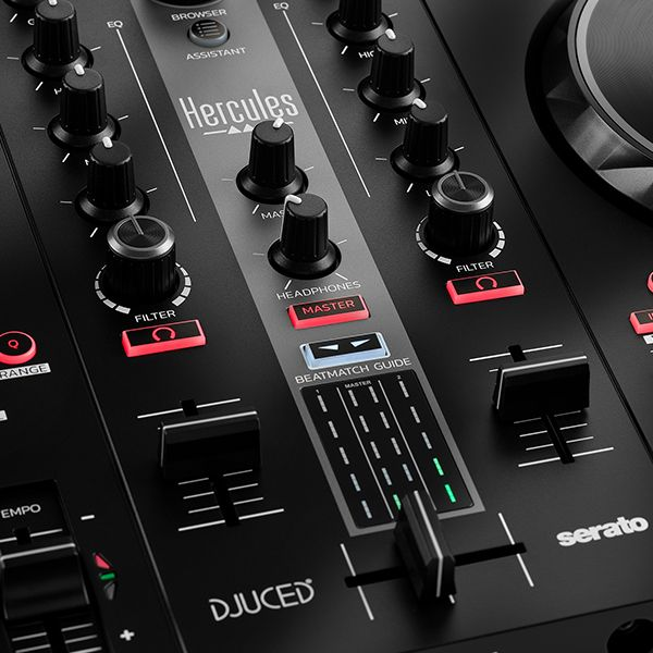 Nahaufnahme eines DJ-Controllers mit Knöpfen, Tasten und Beatmatch-Anzeige.