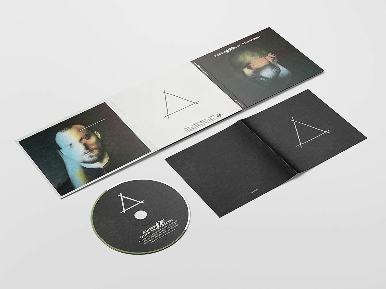 CD-Hülle mit Artwork und CD. Die Hülle ist geöffnet, schwarz-weißes Design.