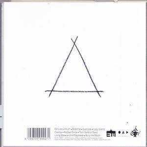 Rückseite einer CD-Hülle. Ein Dreieck ist auf die weiße Oberfläche gezeichnet. Songtitel sind unten.