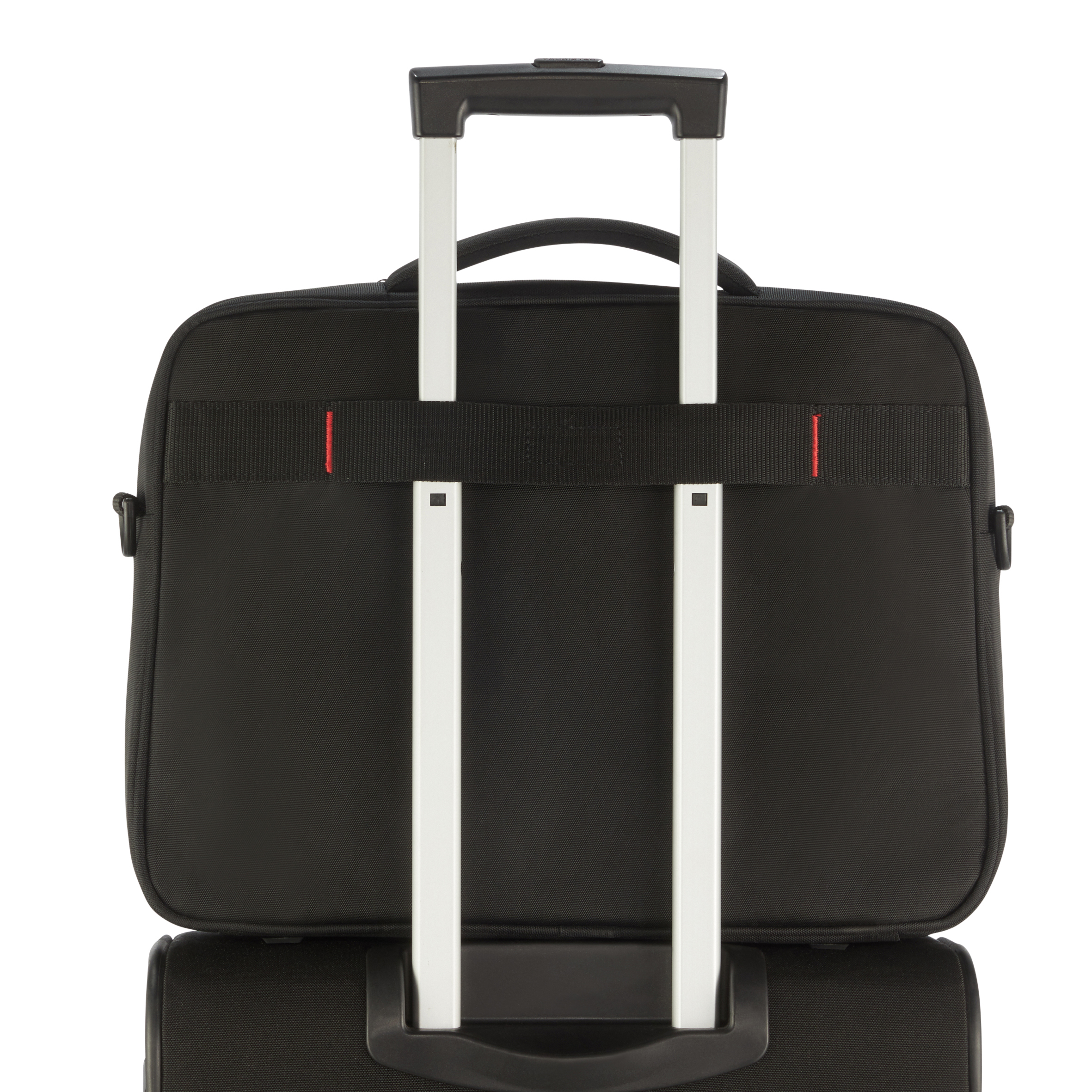 Schwarzes Gepäck mit ausgefahrenem silbernen Griff. Die Tasche befindet sich auf einem größeren Koffer.