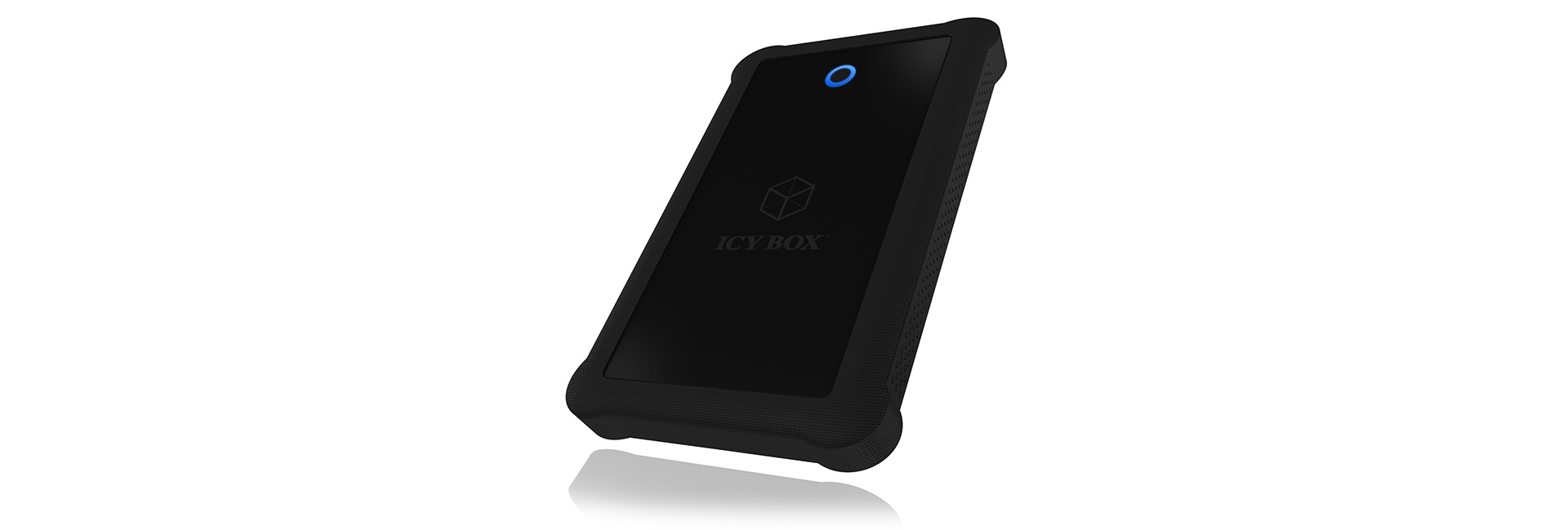 Eine schwarze externe Festplatte. Sie ist rechteckig mit dem Markennamen ICY BOX darauf.