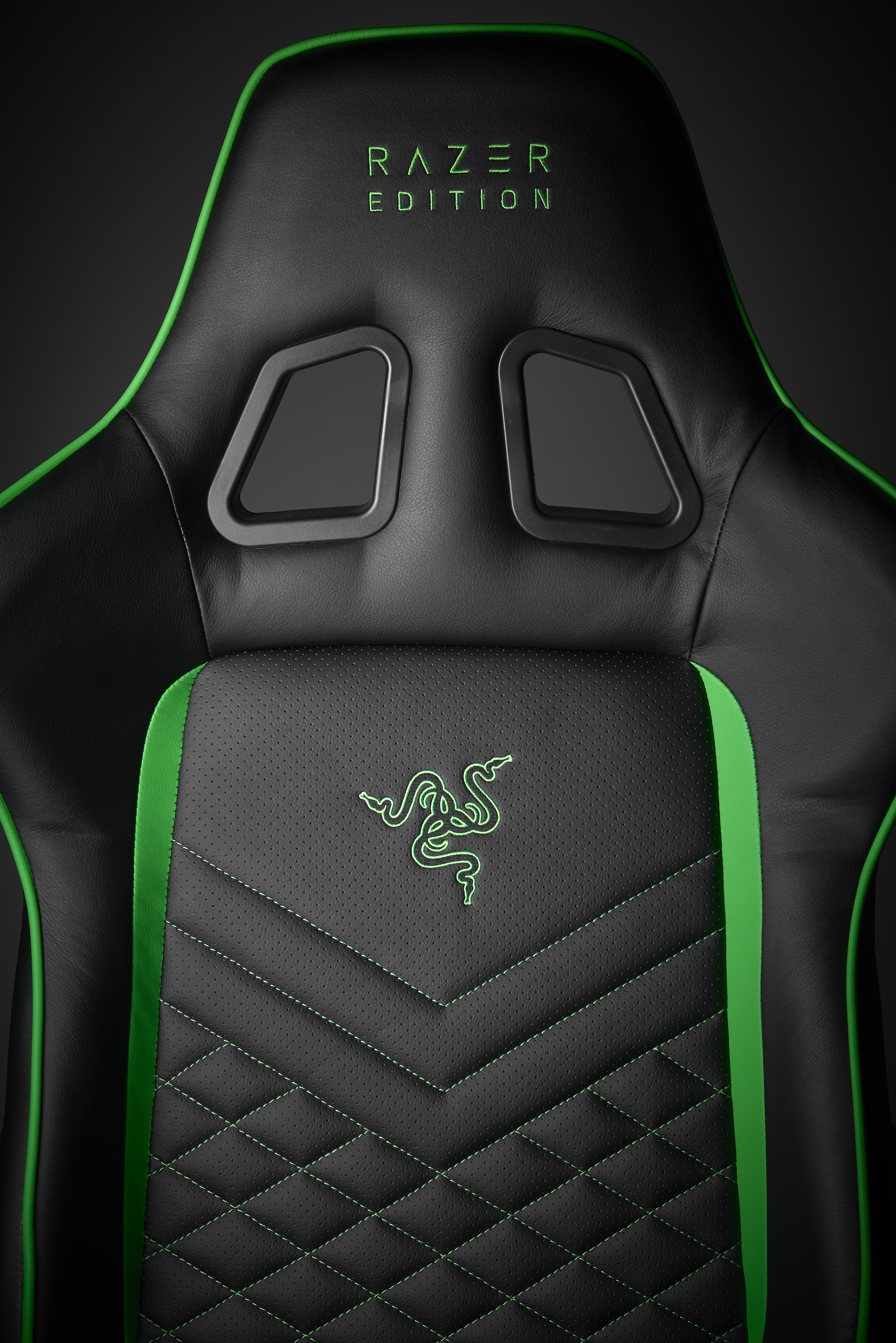 Schwarzer und grüner Gaming-Stuhl. Razer-Logo auf der Rückenlehne.